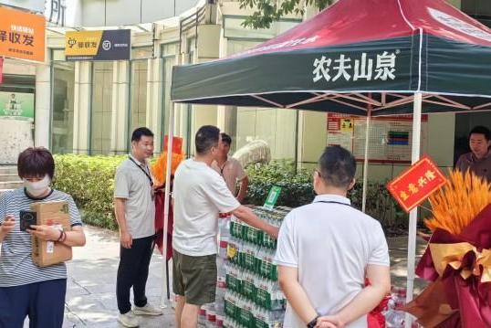 百家驿收发驿站变身“社区水管家” ，携手农夫山泉打造社区“即时饮水”新服务