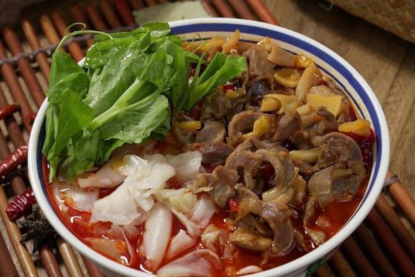 乔杉杉生烫牛肉米线实现规模化突破，全国700+店矩阵成型 