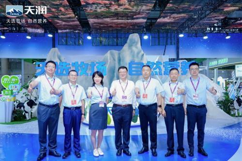 天润乳业亮相2025中国奶业展览会 天润乳业党委书记、董事长刘让带队展现新疆乳业硬核实力 