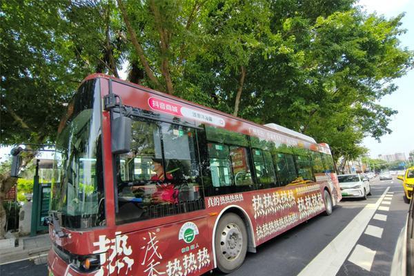 广州公交车“热到受不了”霸榜热搜？浅香这波本土创意真的绝 