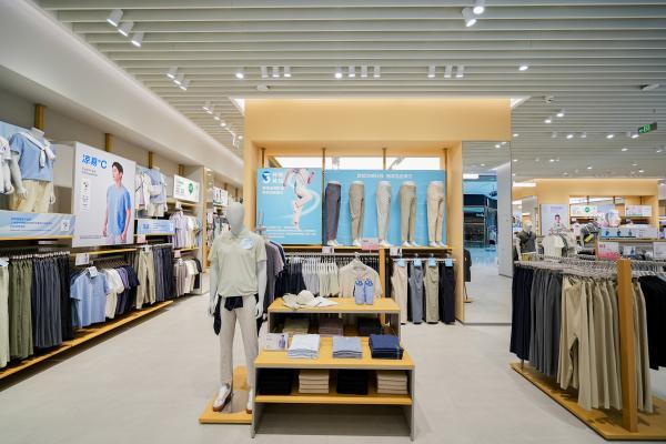 本来BENLAI三店同启，定位“功能面料基本款”，正面挑战优衣库 