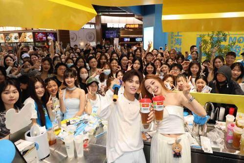 柠檬向右新品牌“向右手作”南京首店开业，引领健康茶饮消费热潮 