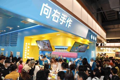 柠檬向右新品牌“向右手作”南京首店开业，引领健康茶饮消费热潮 