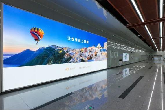 寰行盛世地铁广告亮相：以香港身份规划引发城市共鸣 