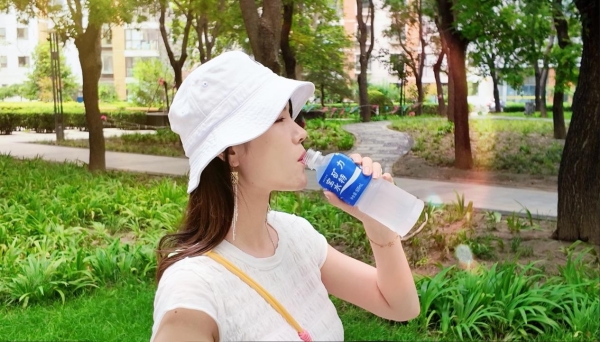 口渴才喝水？错！假期出游补水也要带 “电”