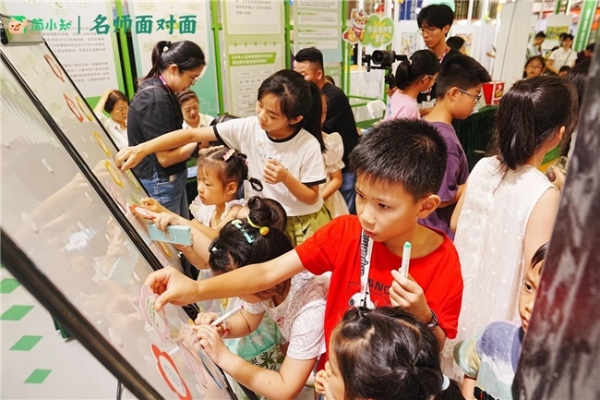 从“墨韵汉字”到“名著思辨”：简小知名师面对面助力青少年素养教育落地南国书香节 