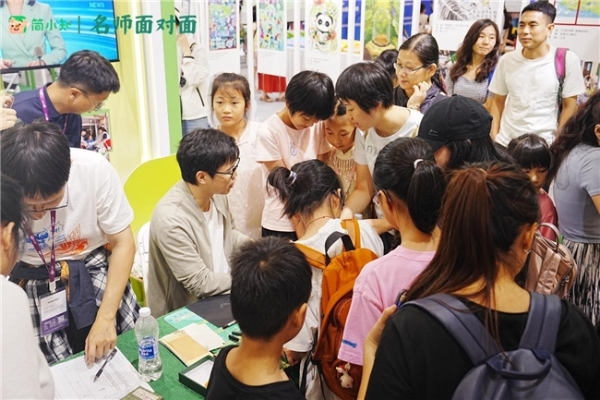 从“墨韵汉字”到“名著思辨”：简小知名师面对面助力青少年素养教育落地南国书香节 