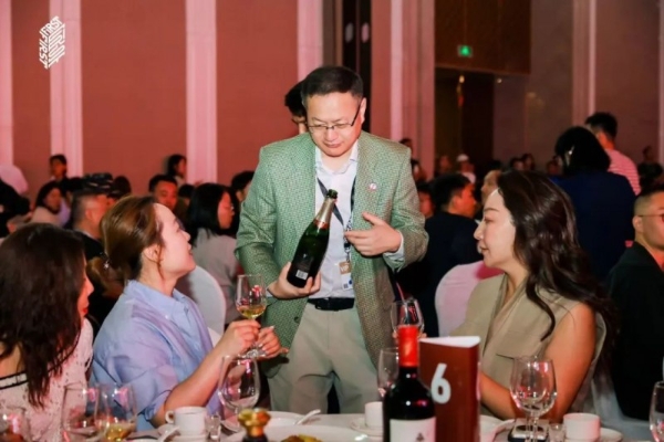 揭秘FIRST电影节后台：明星大咖人手一杯长城葡萄酒！ 