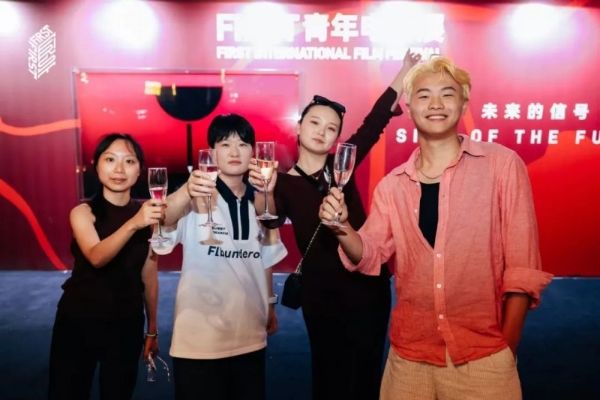 揭秘FIRST电影节后台：明星大咖人手一杯长城葡萄酒！ 