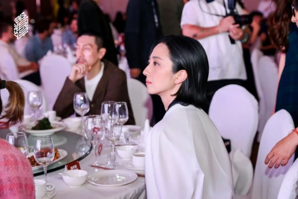 揭秘FIRST电影节后台：明星大咖人手一杯长城葡萄酒！ 
