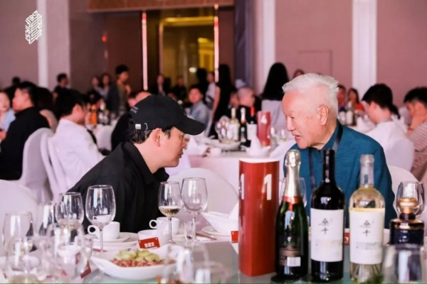 揭秘FIRST电影节后台：明星大咖人手一杯长城葡萄酒！ 