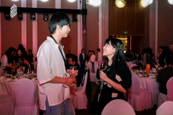 揭秘FIRST电影节后台：明星大咖人手一杯长城葡萄酒！ 