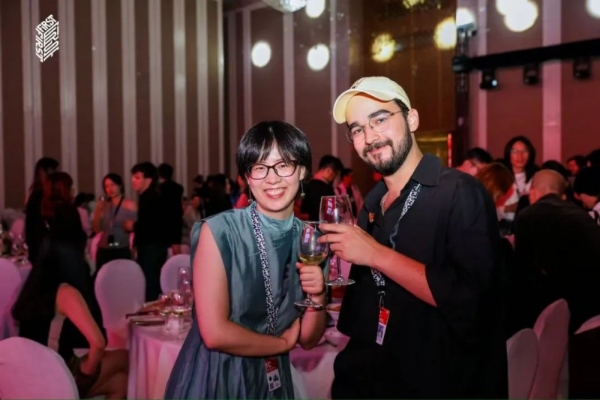 揭秘FIRST电影节后台：明星大咖人手一杯长城葡萄酒！ 
