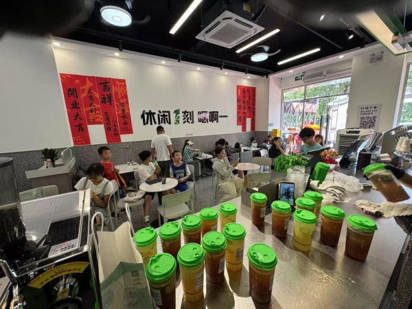 从手推车到千亩果园：啊一柠檬茶品牌的十年匠心之路 