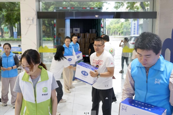 库存告急仍捐万瓶驱蚊产品 中国双飞人冒雨驰援顺德基孔肯雅热防控 