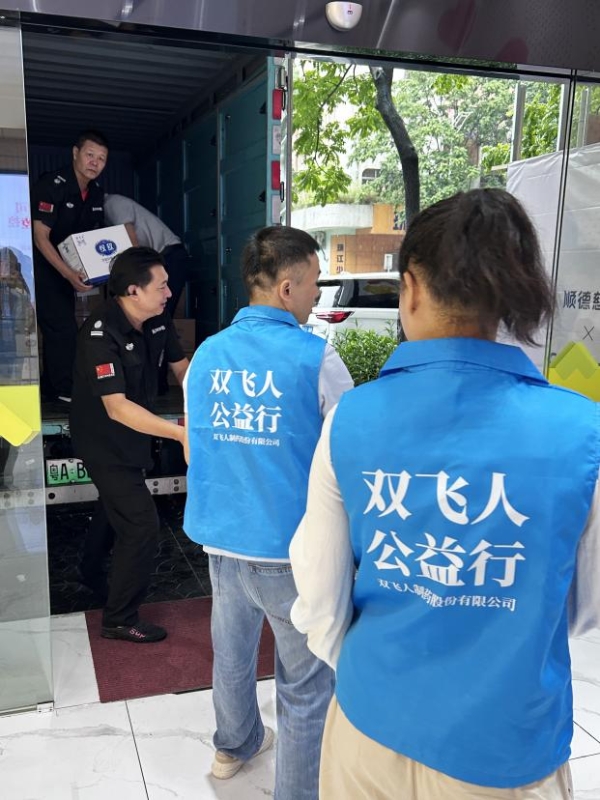 库存告急仍捐万瓶驱蚊产品 中国双飞人冒雨驰援顺德基孔肯雅热防控 