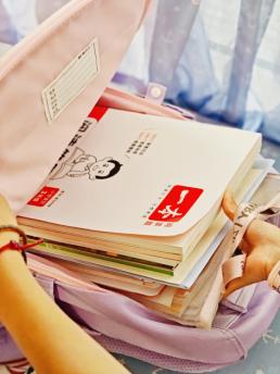 世界小姐冠军张梓琳领衔认证，晨光文具三好书包开启轻盈护脊新时代！ 