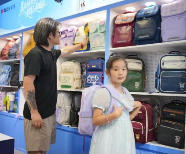 世界小姐冠军张梓琳领衔认证，晨光文具三好书包开启轻盈护脊新时代！ 