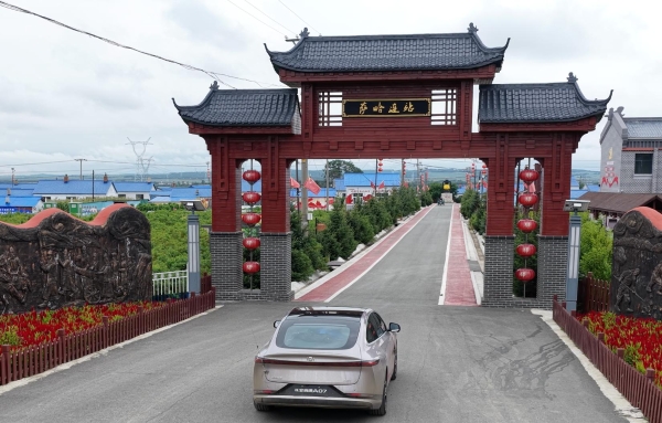 长安启源Q07化身学习强国《沿着边境看中国》摄制组“全能搭档” 