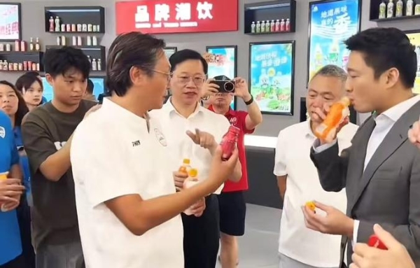 霍启山参观健力宝展厅，关注民族品牌传承与智造升级