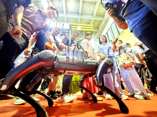视源股份全栈自研机器人首次亮相世界机器人大会 定位“3D岗”生产力伙伴