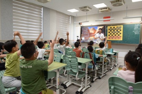 “全民健身”驰骋黑白棋盘 国际象棋“四进”社区机关 