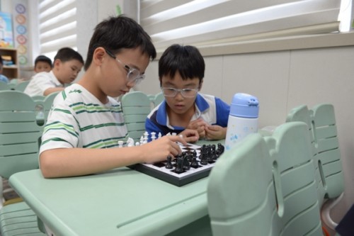 “全民健身”驰骋黑白棋盘 国际象棋“四进”社区机关 