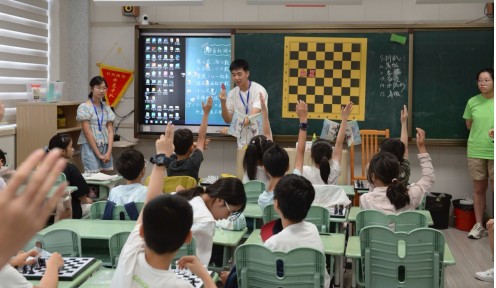 “全民健身”驰骋黑白棋盘 国际象棋“四进”社区机关 