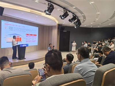 百思特高级副总裁邓佳驰受邀出席华中科技大学EMBA公开课，深度赋能企业战略选择与能力构建 