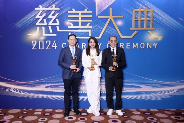 英皇创始人杨受成的“宠员工”三件套，这谁扛得住诱惑呀！ 