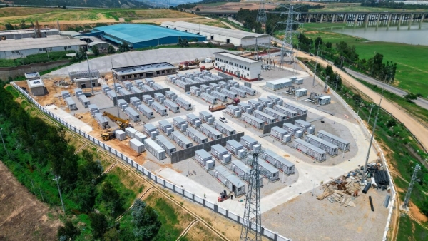 鹏辉能源助力大理祥云县工业园200MW/400MWh独立共享储能电站并网 