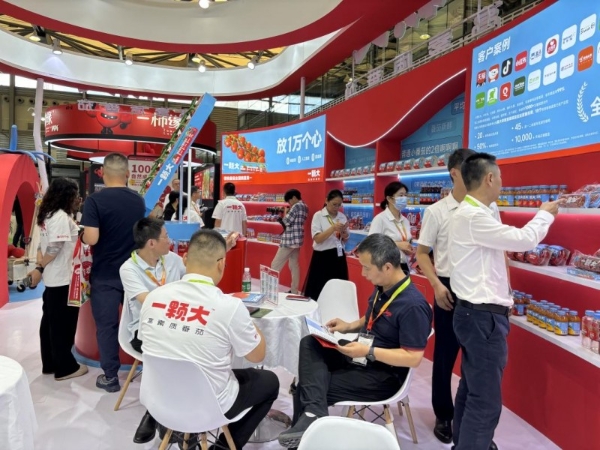一颗大™强势亮相2025中国国际水果展，首日签约超预期 