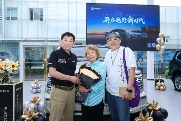 魏建军亲交全新坦克500，2 小时大定破 1.2 万，开启智能豪华越野新时代