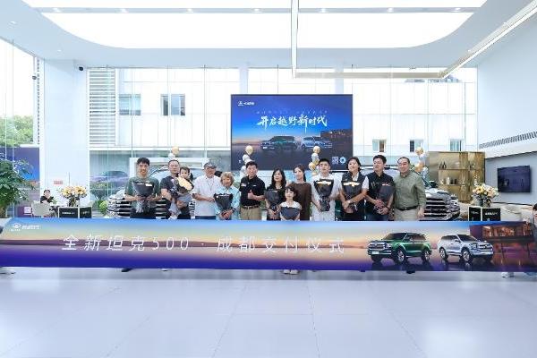 魏建军亲交全新坦克500，2 小时大定破 1.2 万，开启智能豪华越野新时代