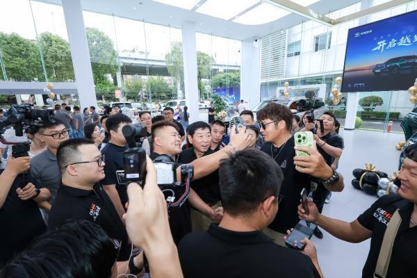 魏建军亲交全新坦克500，2 小时大定破 1.2 万，开启智能豪华越野新时代