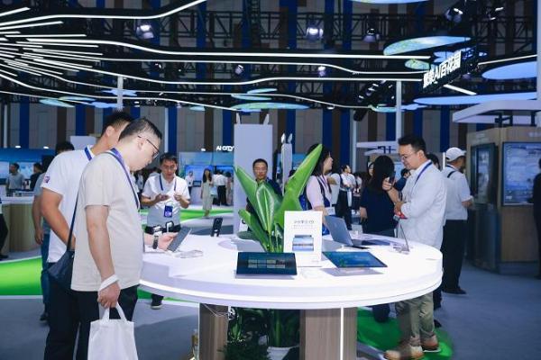 华为擎云 C9惊艳亮相2025数博会：开启平板专业生产力新篇