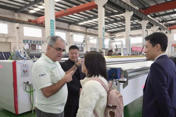 连港智造定义皮革辊涂行业新标杆：智能服务升级、国际巨头认证、展会实力引领 