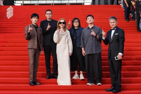揭秘FIRST电影节后台：明星大咖人手一杯长城葡萄酒！ 