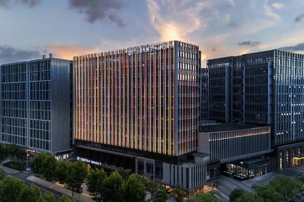 万达生活方式酒店盛夏绽放，多城新店诠释在地文化旅居新体验 