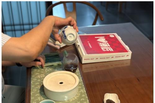 必胜客薄底披萨：生活的酥脆注脚 