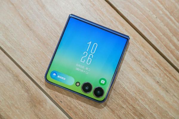 更高效、更主动的AI体验 三星Galaxy Z Flip7帮你解决信息过载的焦虑 