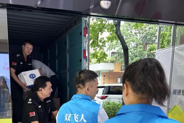 库存告急仍捐万瓶驱蚊产品 中国双飞人冒雨驰援顺德基孔肯雅热防控 