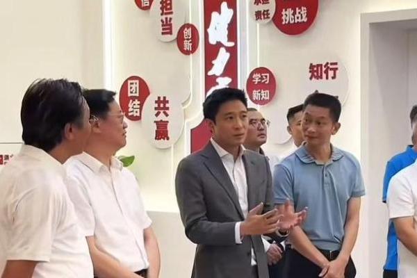 霍启山参观健力宝展厅，关注民族品牌传承与智造升级