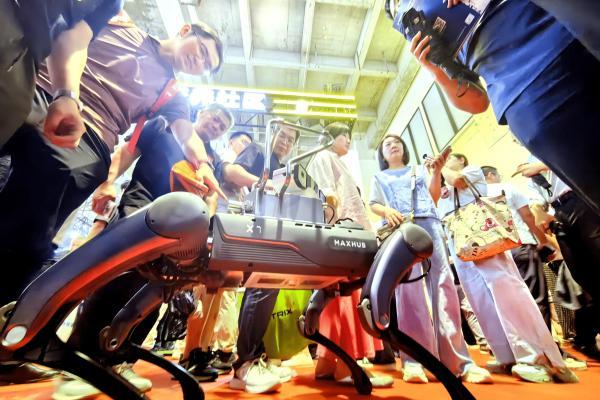 视源股份全栈自研机器人首次亮相世界机器人大会 定位“3D岗”生产力伙伴