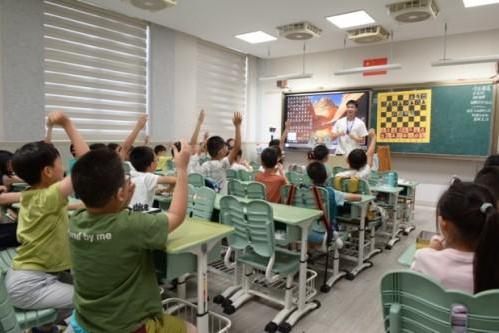 “全民健身”驰骋黑白棋盘 国际象棋“四进”社区机关 