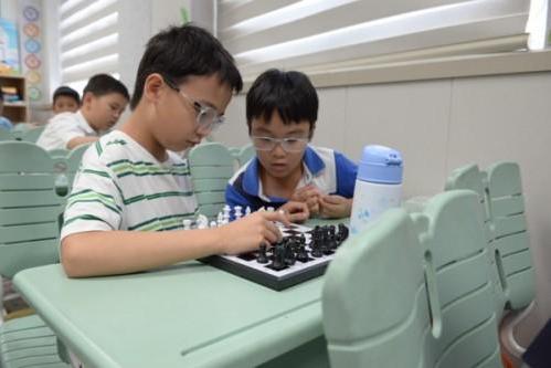 “全民健身”驰骋黑白棋盘 国际象棋“四进”社区机关 