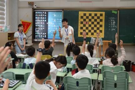 “全民健身”驰骋黑白棋盘 国际象棋“四进”社区机关 