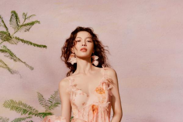 URBAN REVIVO携手全球品牌大使钟楚曦推出「梦想旅行家」联名系列，诠释时尚共创价值 