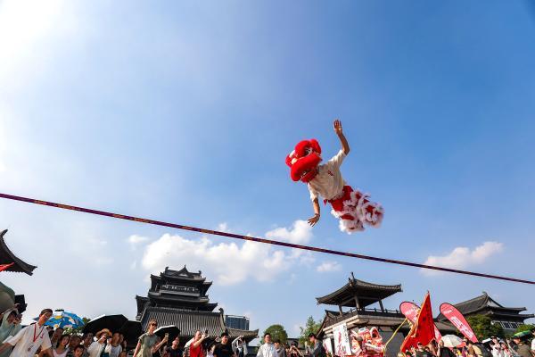 战马新装亮相第九届广州青少年醒狮表演赛 