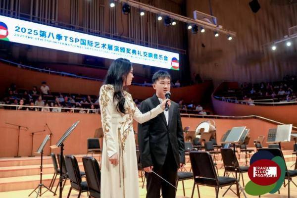 从黑白琴键到指挥台！廖偲楷：2025华丽转身 